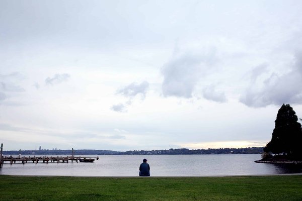 Comment explorer les thèmes de la solitude dans les films d'Ingmar Bergman ?
